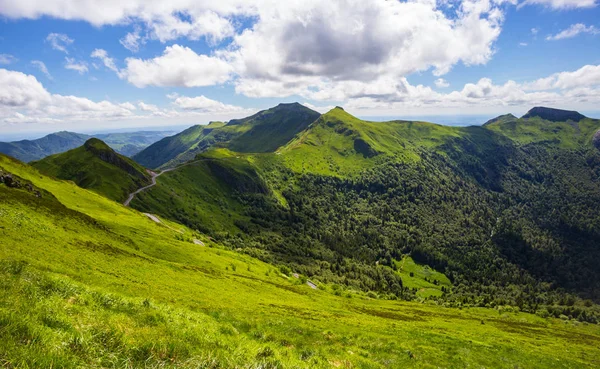 Вулканічні гори з Пюї - Мері. — стокове фото