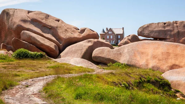 Casa entre pedras de granito rosa perto de ploumanach — Fotografia de Stock