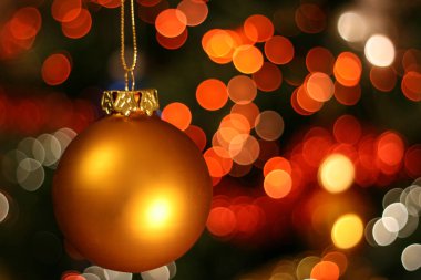 Bulanık arka planda Noel süslemesi