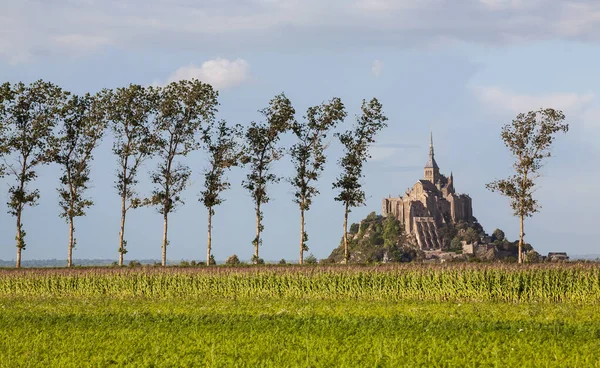 Mont-Saint-Michel dos campos — Fotografia de Stock