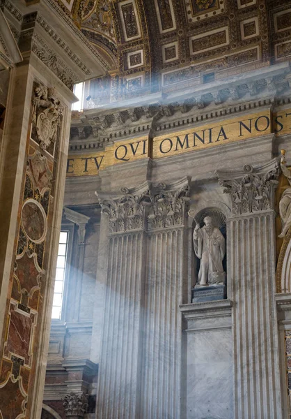 Na Basílica de São Pedro no Vaticano — Fotografia de Stock