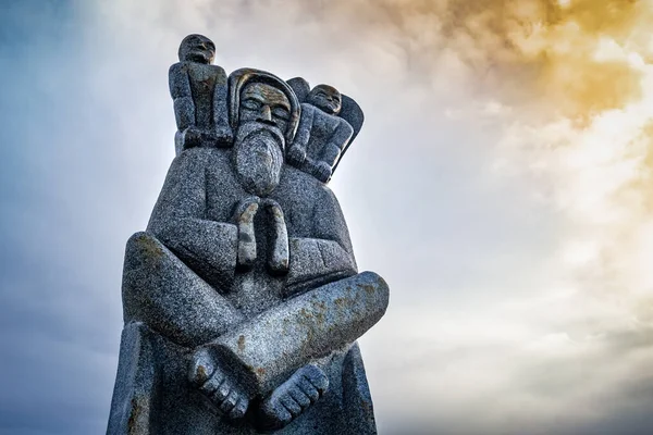 Ernog - Ernoc Azizler Vadisi 'ndeki Ernoc heykeli — Stok fotoğraf