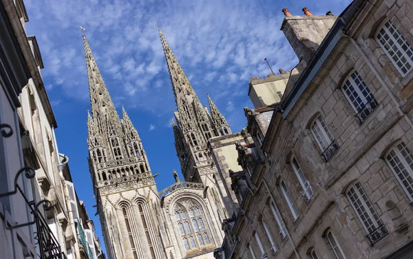 Kathedraal van Saint Corentin gezien vanaf de straat in Quimper — Stockfoto