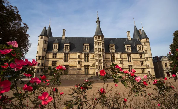 Hertogelijk paleis in Nevers stad — Stockfoto
