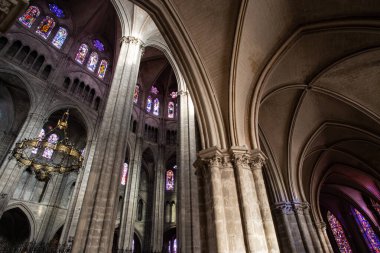 Bourges 'daki katedralin içinde.
