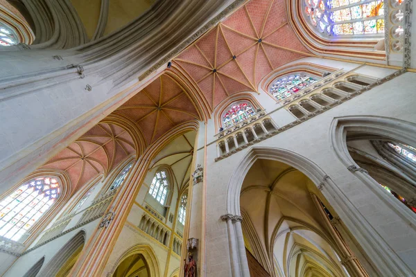 Vista interior de la Catedral de Saint Corentin y sus bóvedas — Foto de Stock