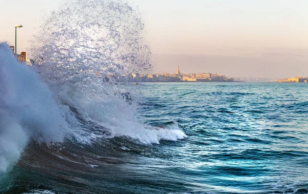 Aplastamiento Olas Durante Marea Alta Saint Malo Bretaña Francia — Foto de Stock