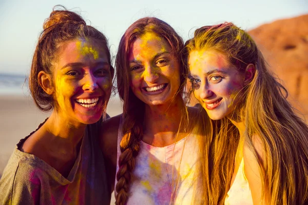 Tre ragazze piene di polvere colorata — Foto Stock