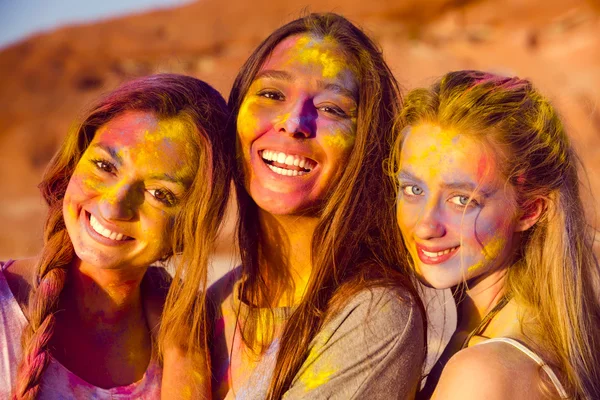 Tres chicas llenas de polvo de colores — Foto de Stock