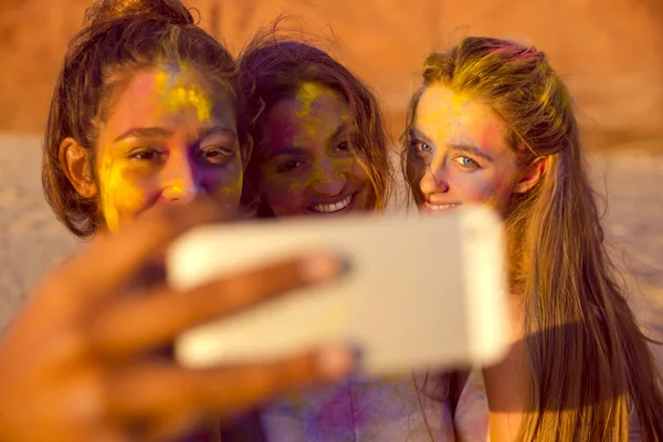Drie mooie meisjes nemen selfie — Stockfoto