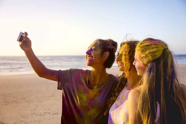 Tre vackra flickor tar selfie — Stockfoto