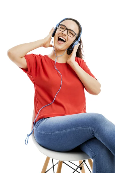 Mujer con auriculares escuchando música y cantando — Foto de Stock