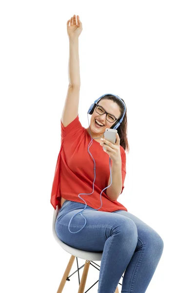 Donna con cuffie e telefono, ascoltando musica — Foto Stock