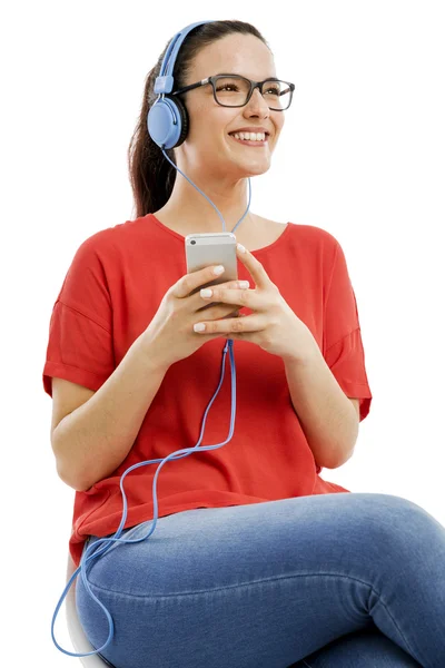 Donna con cuffie e telefono, ascoltando musica — Foto Stock