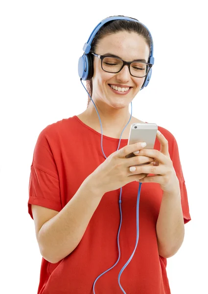 Женщина слушает музыку по телефону — стоковое фото