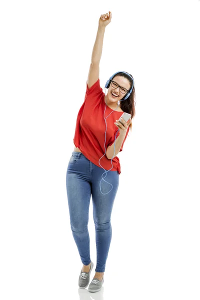 Mujer bailando escuchando música en el teléfono —  Fotos de Stock