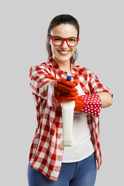 Mulher sorrindo segurando spray de limpeza — Fotografia de Stock