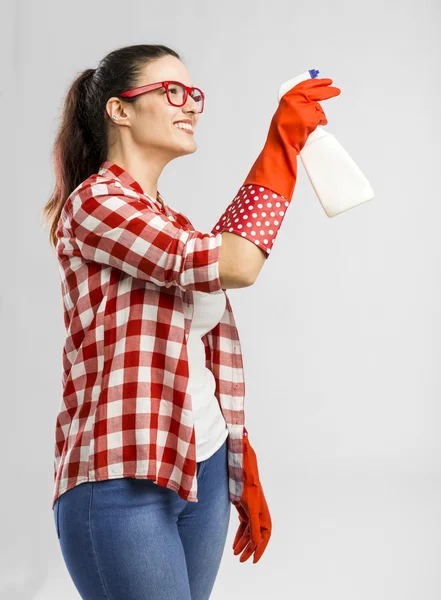 Mujer con limpieza de vidrio de lavado en aerosol —  Fotos de Stock