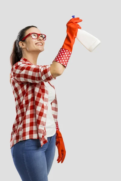 Frau mit Putzspray spült Glas — Stockfoto