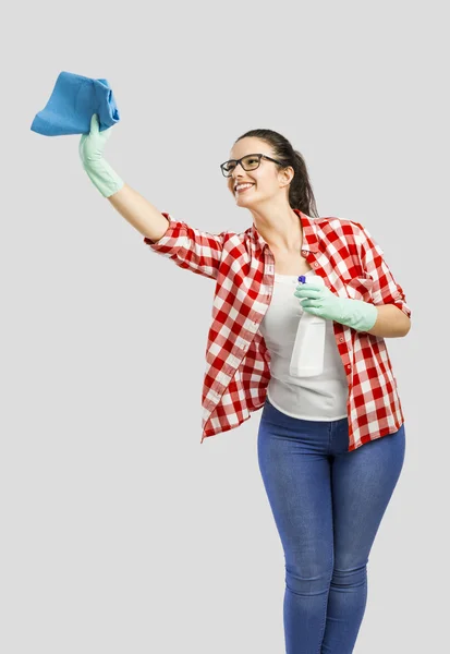 Femme avec nettoyage spray lavage verre — Photo