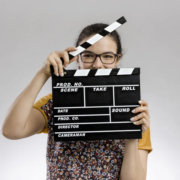 Femme montrant avec clapboard — Photo