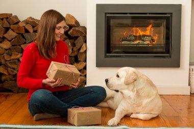 köpek ve hediyeler ile katta oturan kadın