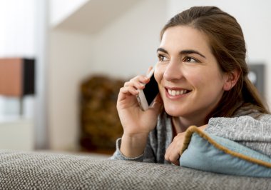 Kadın telefonda konuşuyor. 