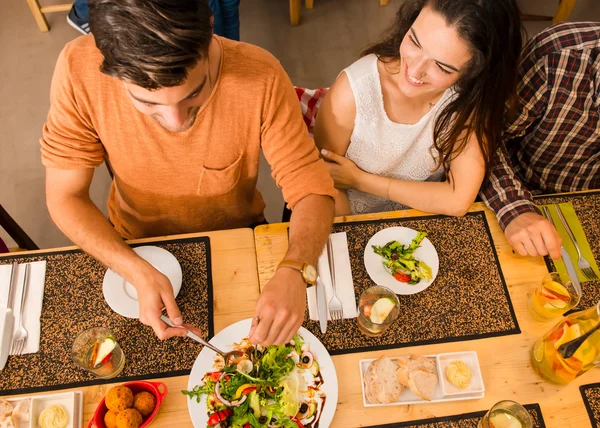 Casal jovem comer no restaurante — Fotografia de Stock