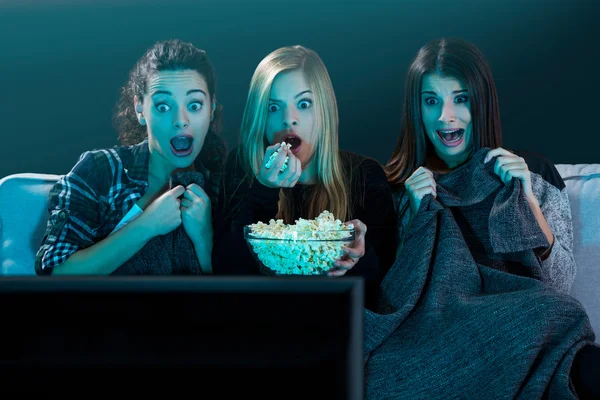 Spaventato ragazze adolescenti guardando il film — Foto Stock
