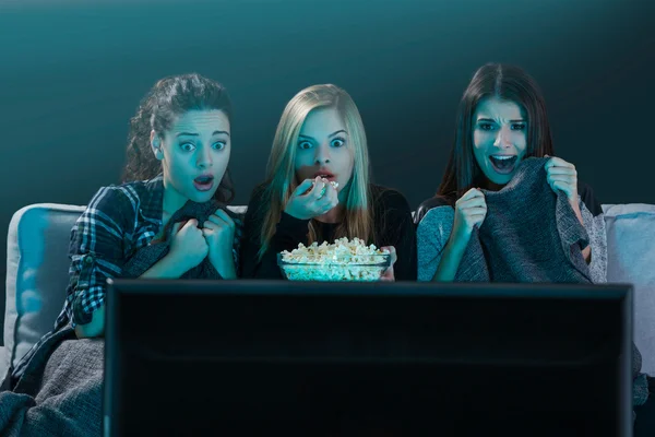 Испуганные девочки-подростки смотрят кино — стоковое фото