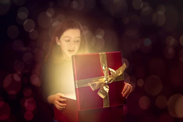 Niña abriendo caja mágica —  Fotos de Stock