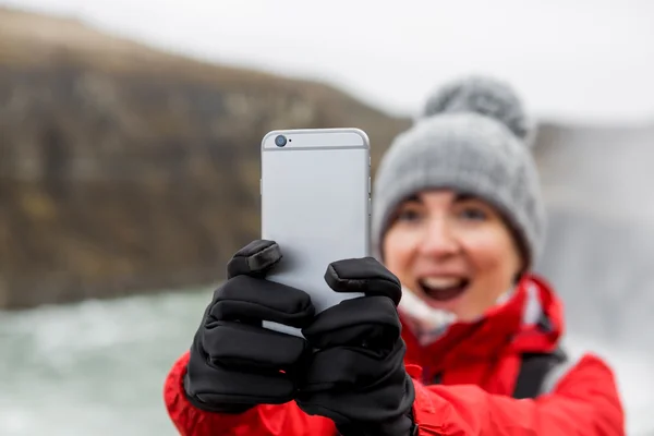 Female tourist taking selfie with phone — Stock Photo, Image