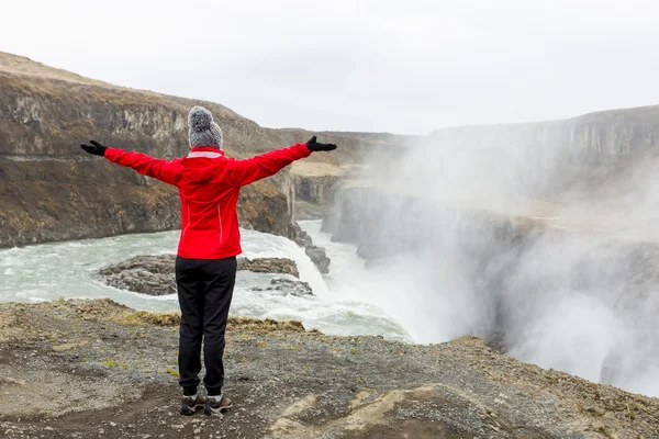 Turista observando en cascada — Foto de Stock