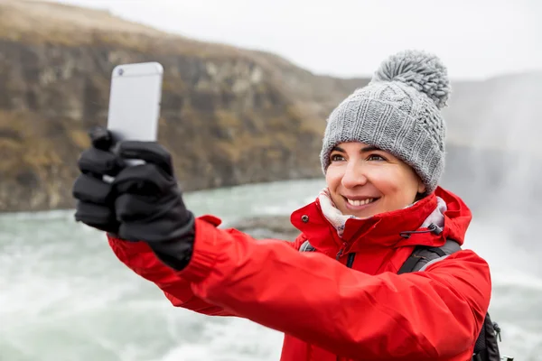 Female tourist making selfie with phone — Stock Photo, Image