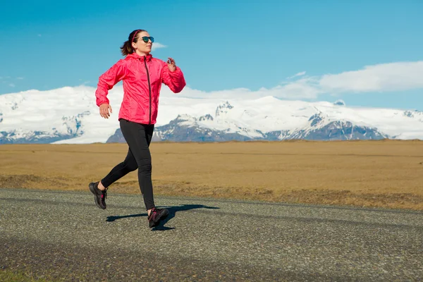 Woman running on road — Stock Photo, Image