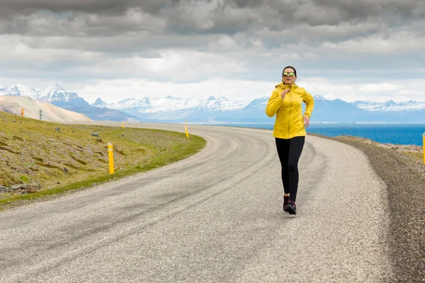 Женщина бежит по дороге — стоковое фото
