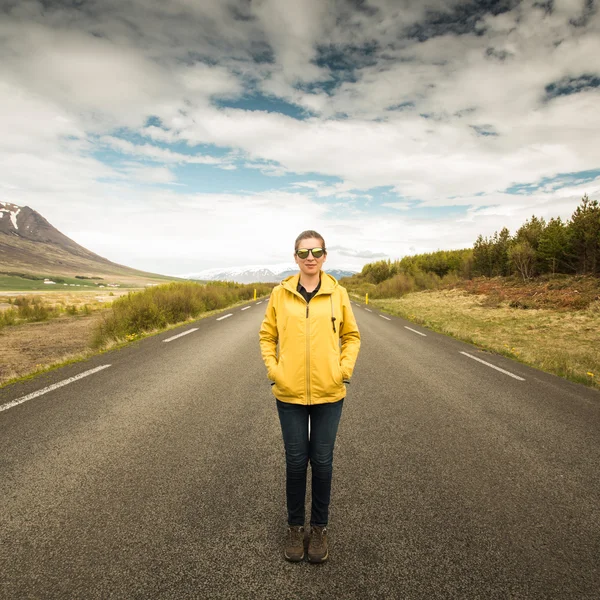 Mujer en medio de un hermoso camino — Foto de Stock