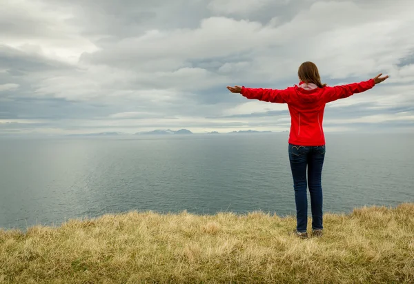 Vrouw staand genieten van landschap in IJsland — Stockfoto