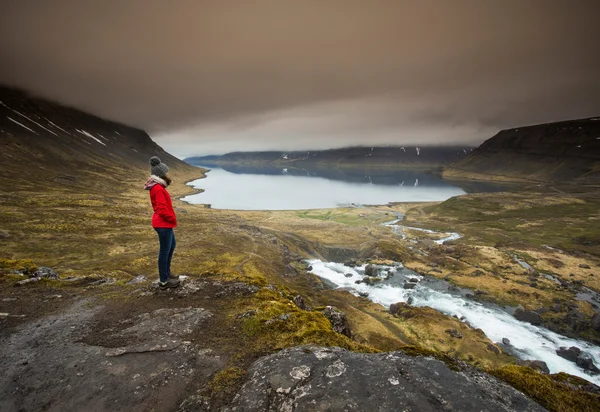 Turista feminina desfrutando paisagem — Fotografia de Stock