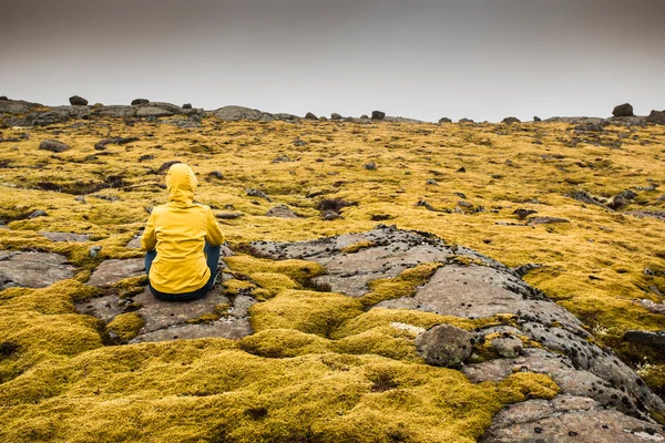 Mujer sentada rodeada de musgo islandés — Foto de Stock