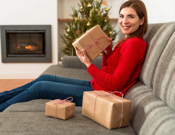 Mulher segurando presente de Natal — Fotografia de Stock