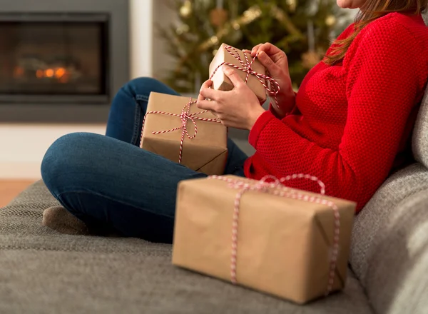 Nő ajándékokat a karácsonyi csomagolás — Stock Fotó