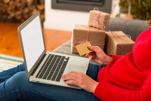 Kvinna att göra online shopping — Stockfoto