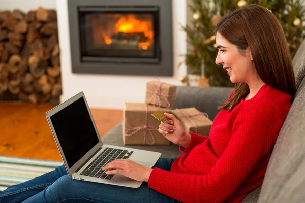 Frau macht Online-Einkauf — Stockfoto