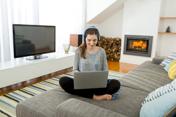 Mulher com laptop ouvindo música — Fotografia de Stock