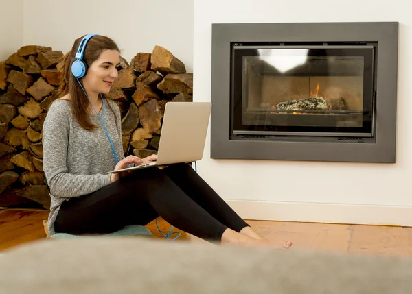 Mulher com laptop ouvindo música — Fotografia de Stock