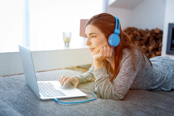 Közben zenét hallgatni, otthon dolgozó nő — Stock Fotó