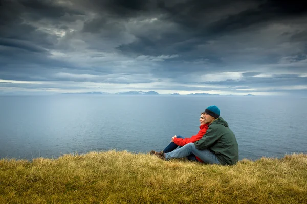 Paar genießt schöne Landschaft — Stockfoto
