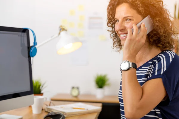 Бізнес-леді робить телефонний дзвінок в офісі — стокове фото