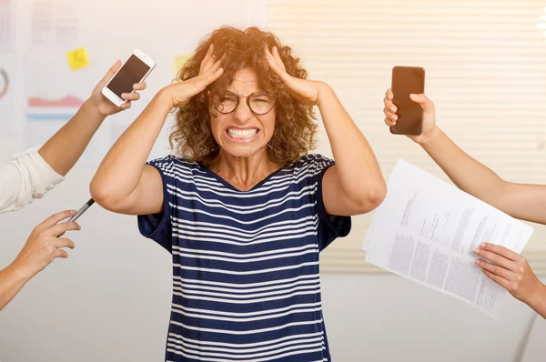 Femme d'affaires avec les mains tenant smartphones au bureau — Photo